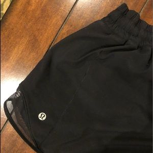 LuLu Lemon Black Hotty Hot 4 inch shorts
